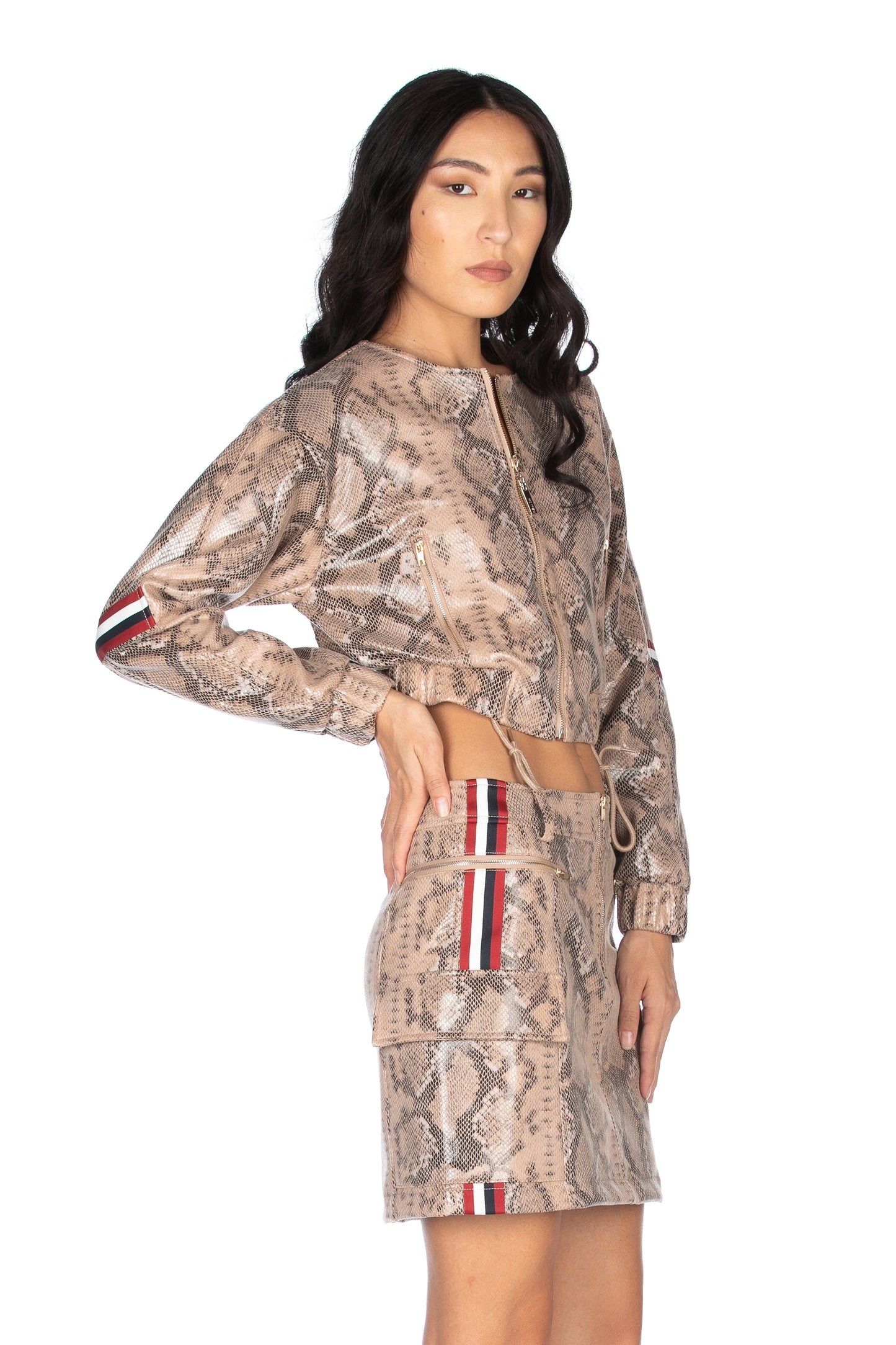 SERENE 蟒蛇纹印花生态皮革夹克，配以罗缎饰带