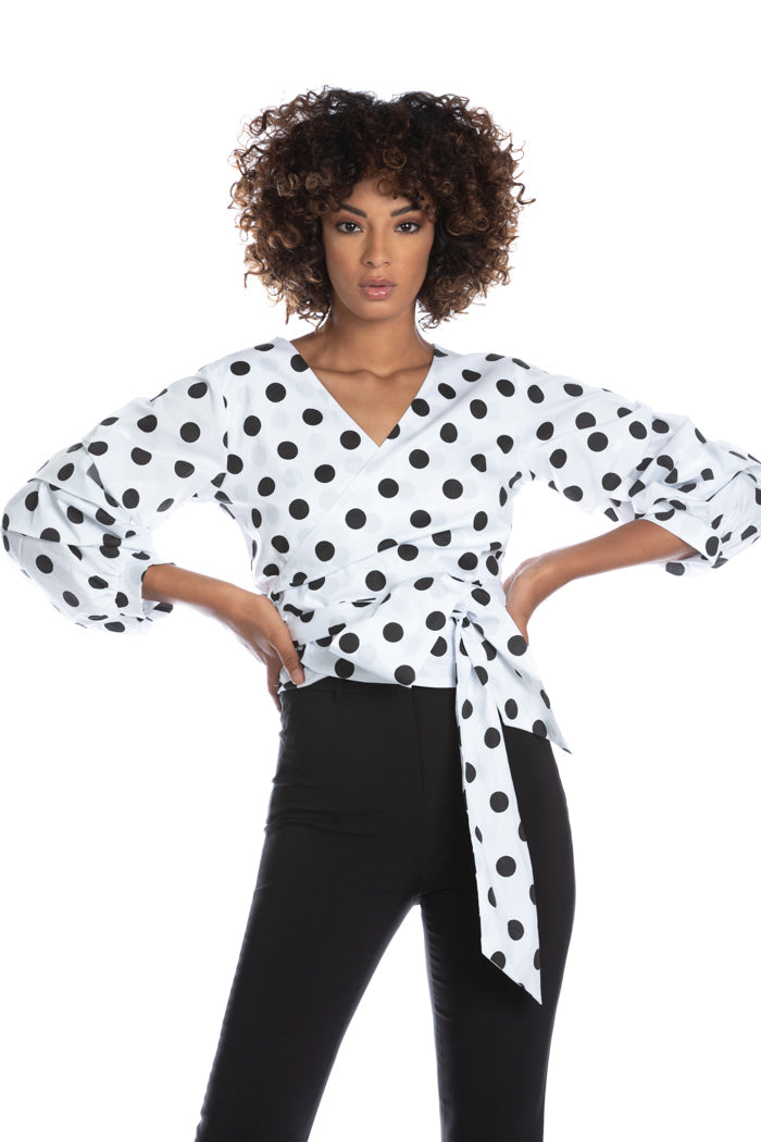 SERTO 长袖衬衫，带荷叶边和扇形腰带。出色地