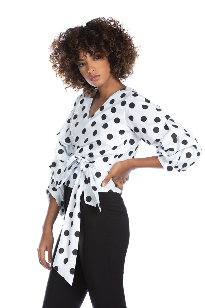 SERTO 长袖衬衫，带荷叶边和扇形腰带。出色地