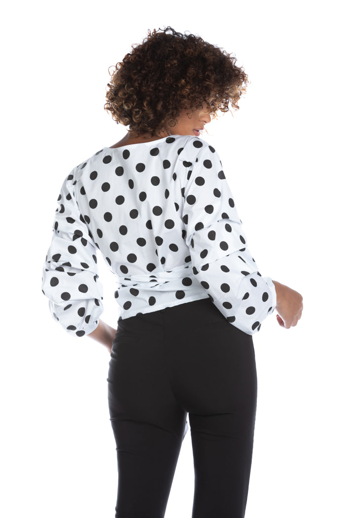 SERTO 长袖衬衫，带荷叶边和扇形腰带。出色地