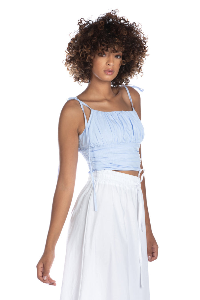 REFRE 短款无袖上衣，带有奇特的卷发。线条