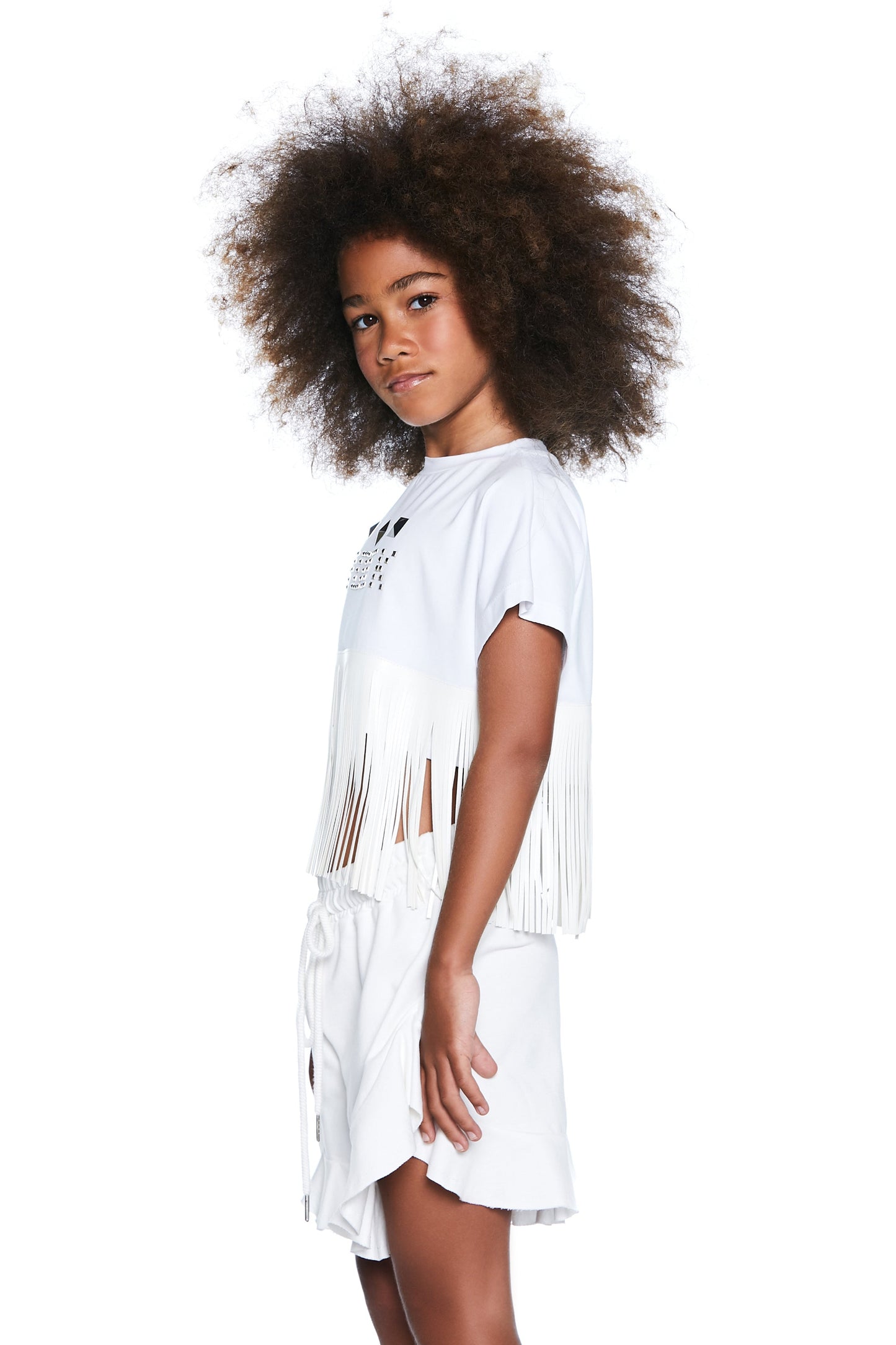 半袖 OCK T 恤，带摇滚书写铆钉和人造皮革流苏