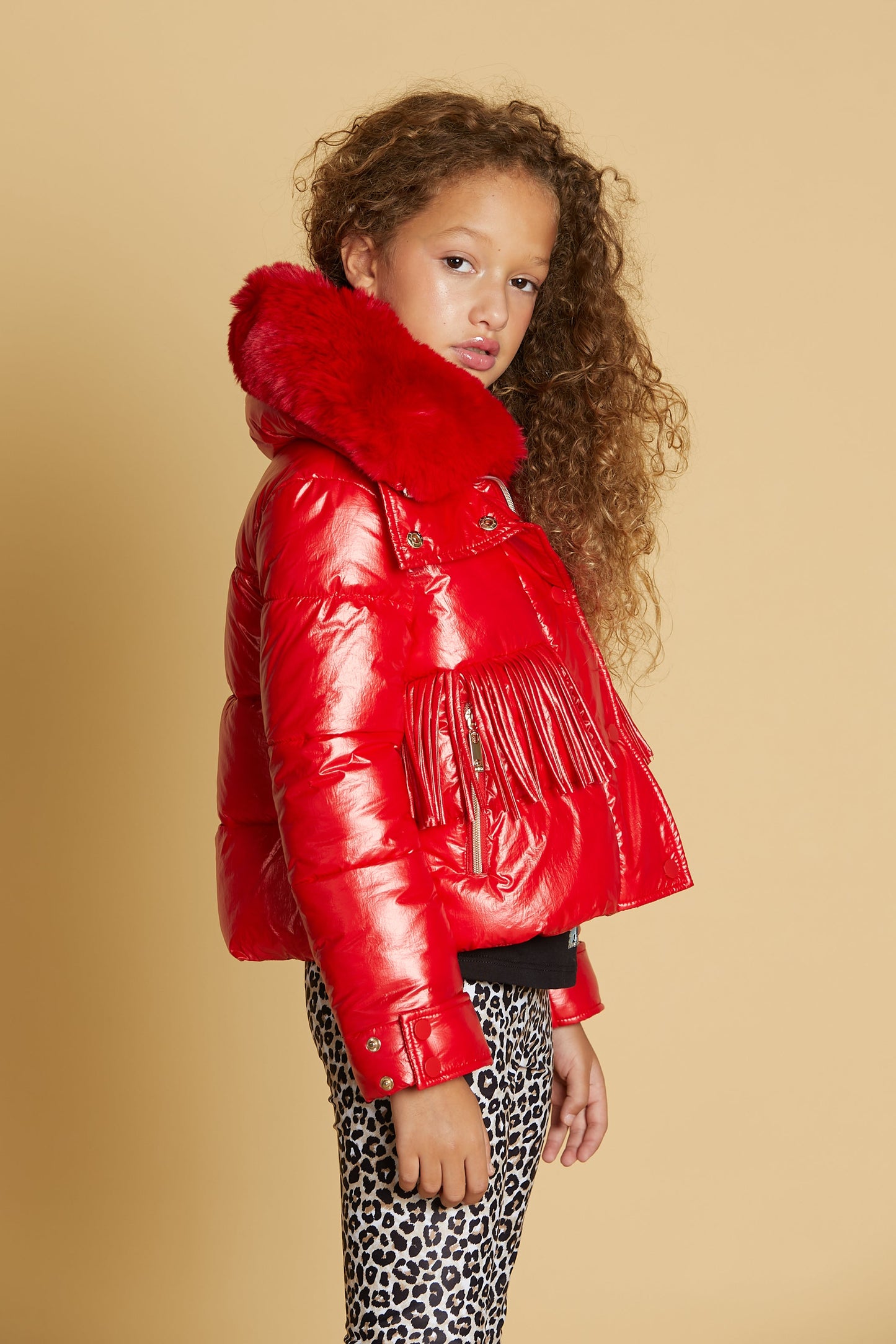 TODINA 短款羽绒服，带拉链、纽扣、流苏和可拆卸人造毛领。