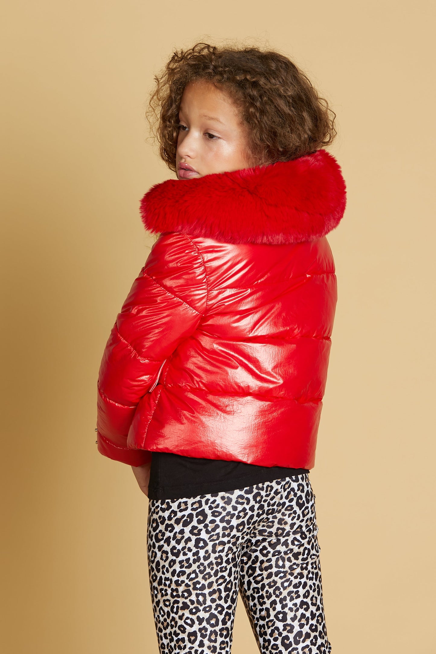 TODINA 短款羽绒服，带拉链、纽扣、流苏和可拆卸人造毛领。