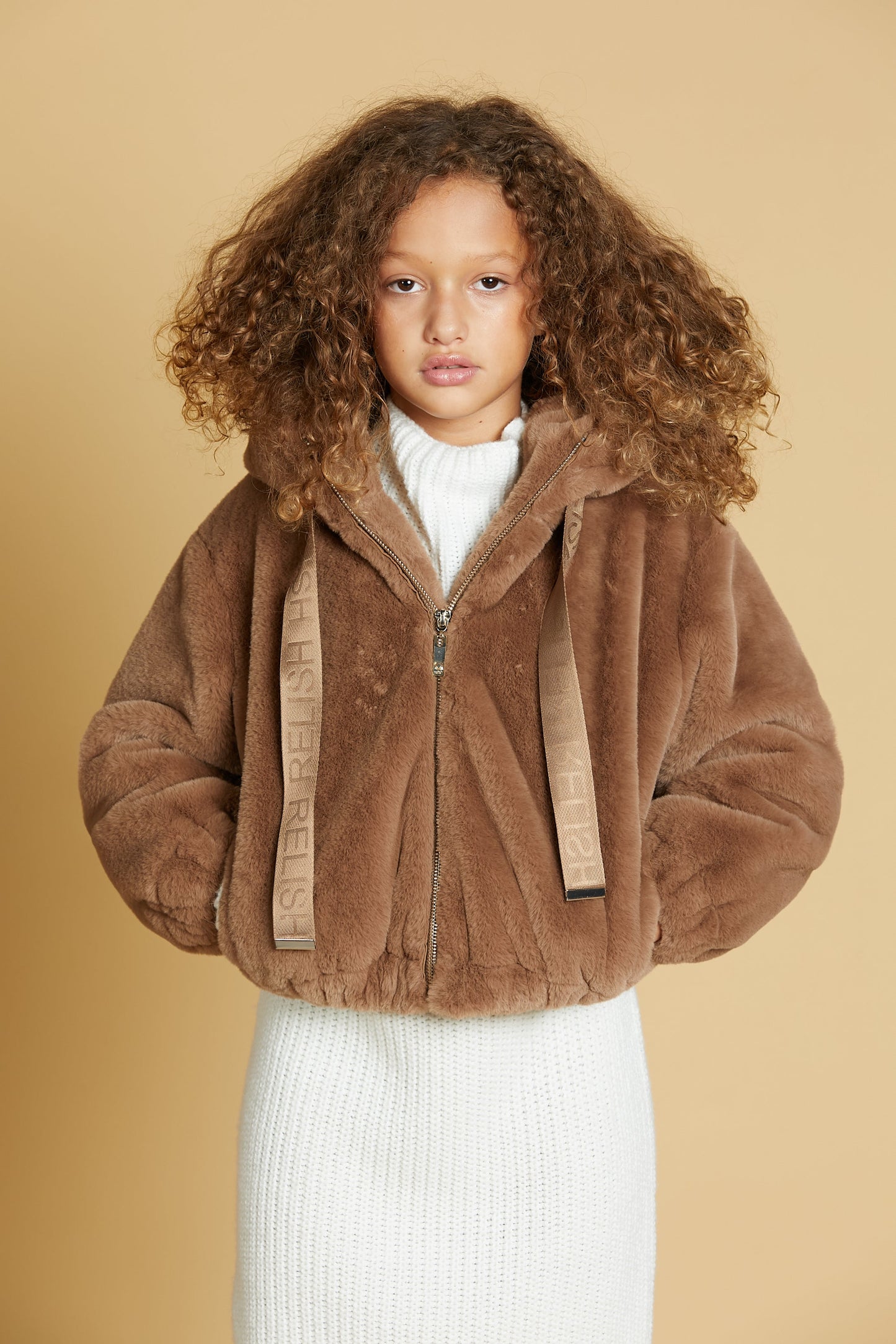 YUPPINA 生态毛皮，带拉链加风帽加标志带加弹性 f.do