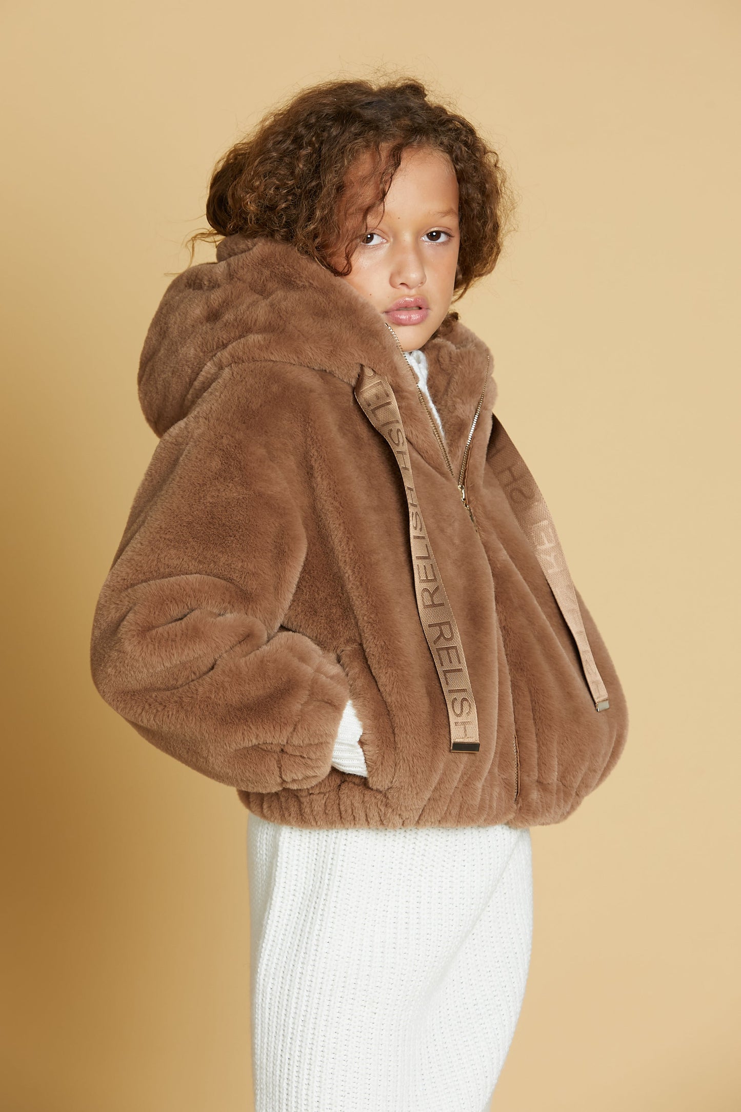 YUPPINA 生态毛皮，带拉链加风帽加标志带加弹性 f.do