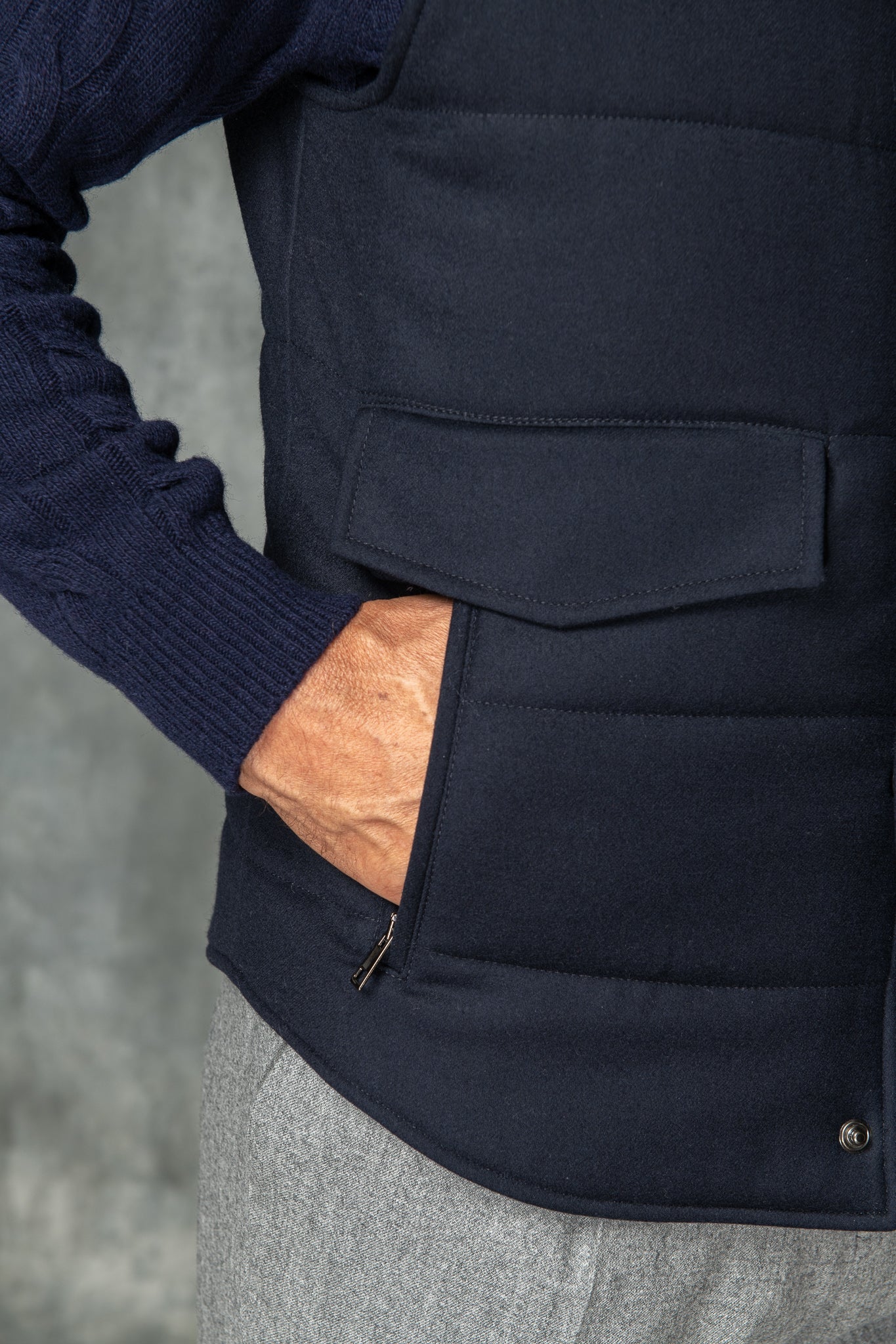 带 Rain System® 的 Loro Piana 羊毛蓝色羽绒背心 – 意大利制造