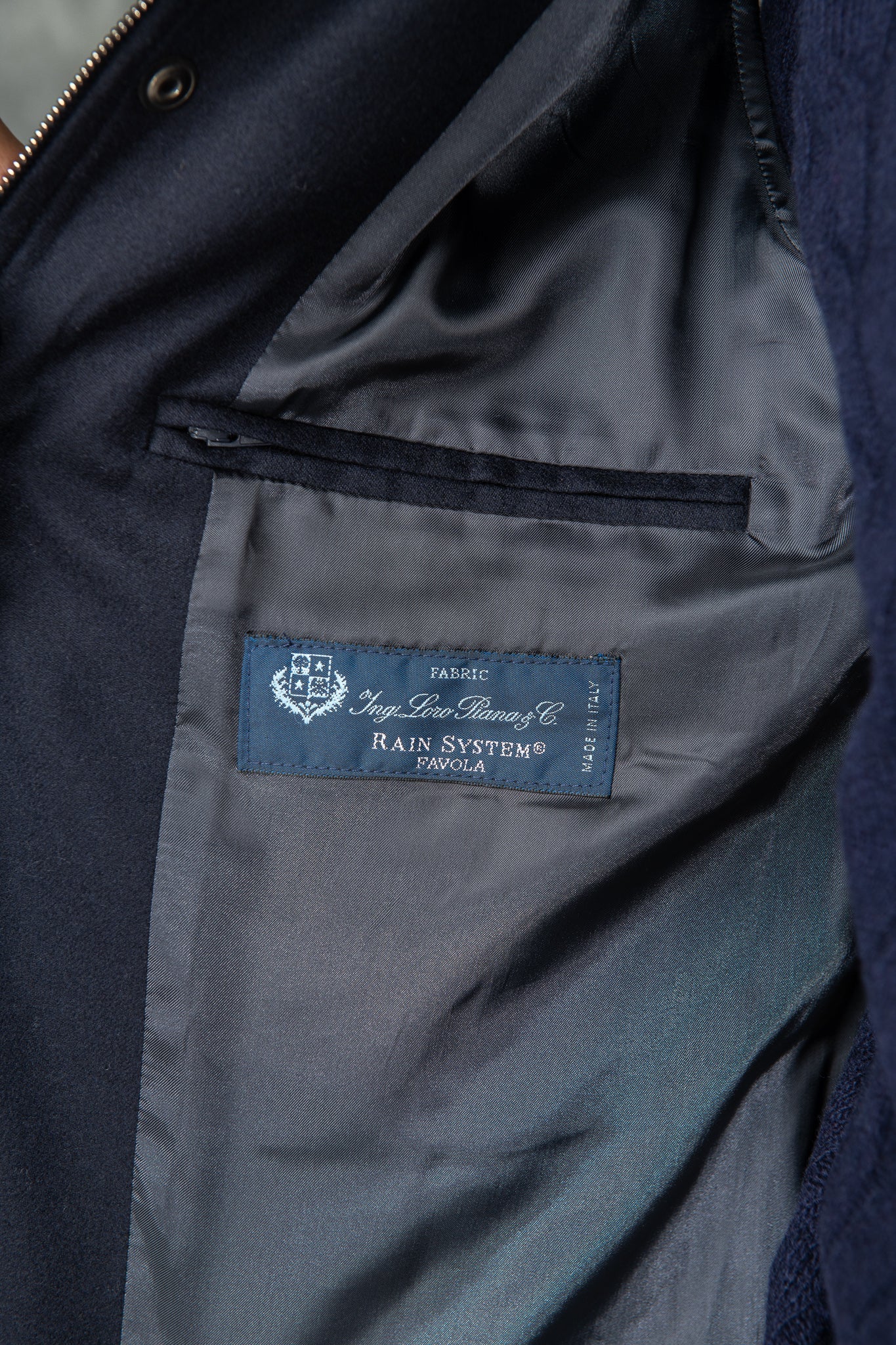 带 Rain System® 的 Loro Piana 羊毛蓝色羽绒背心 – 意大利制造
