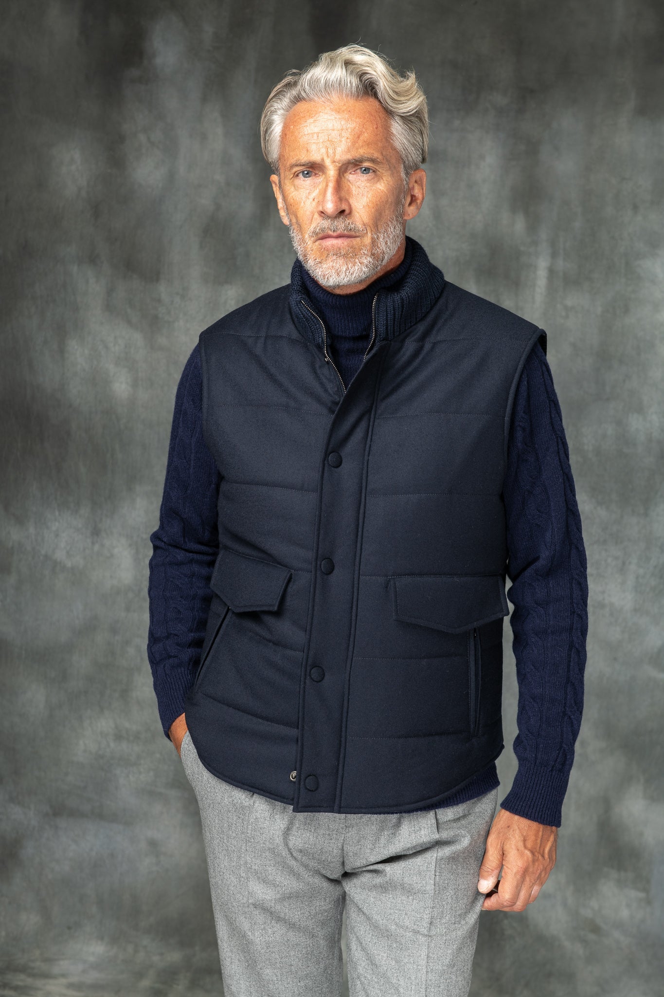 带 Rain System® 的 Loro Piana 羊毛蓝色羽绒背心 – 意大利制造