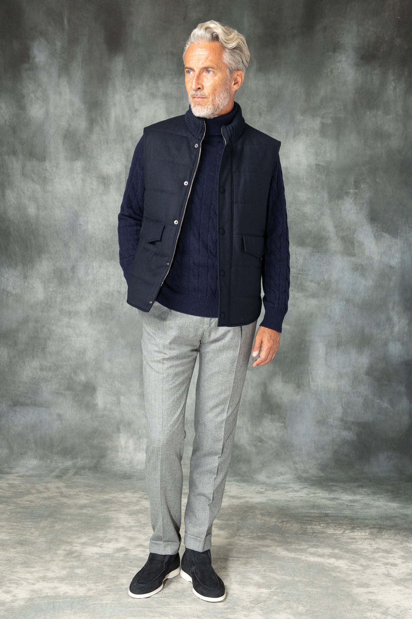 带 Rain System® 的 Loro Piana 羊毛蓝色羽绒背心 – 意大利制造
