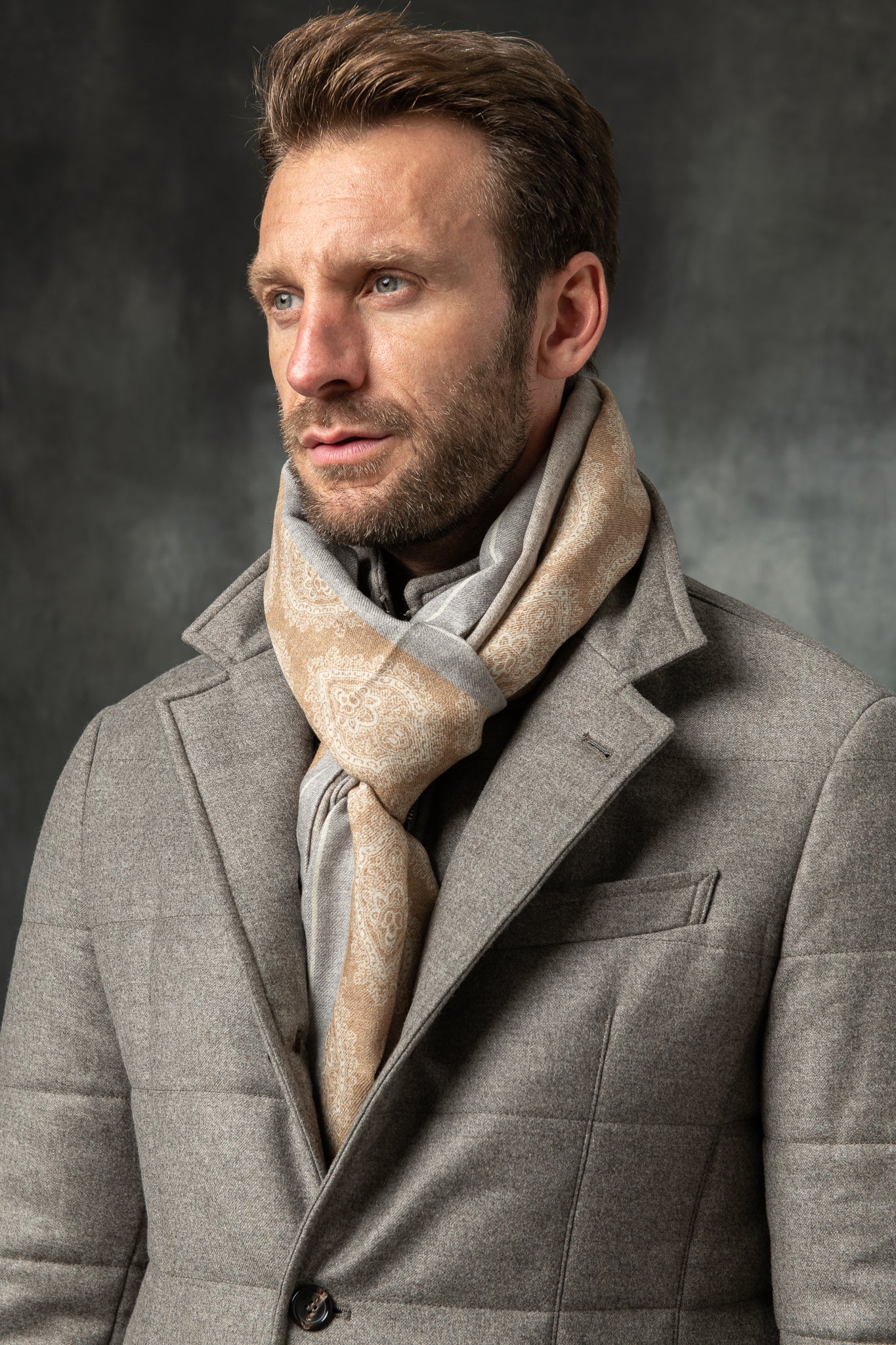 带有 Rain System® 的 Loro Piana 羊毛灰褐色羽绒服 – 意大利制造