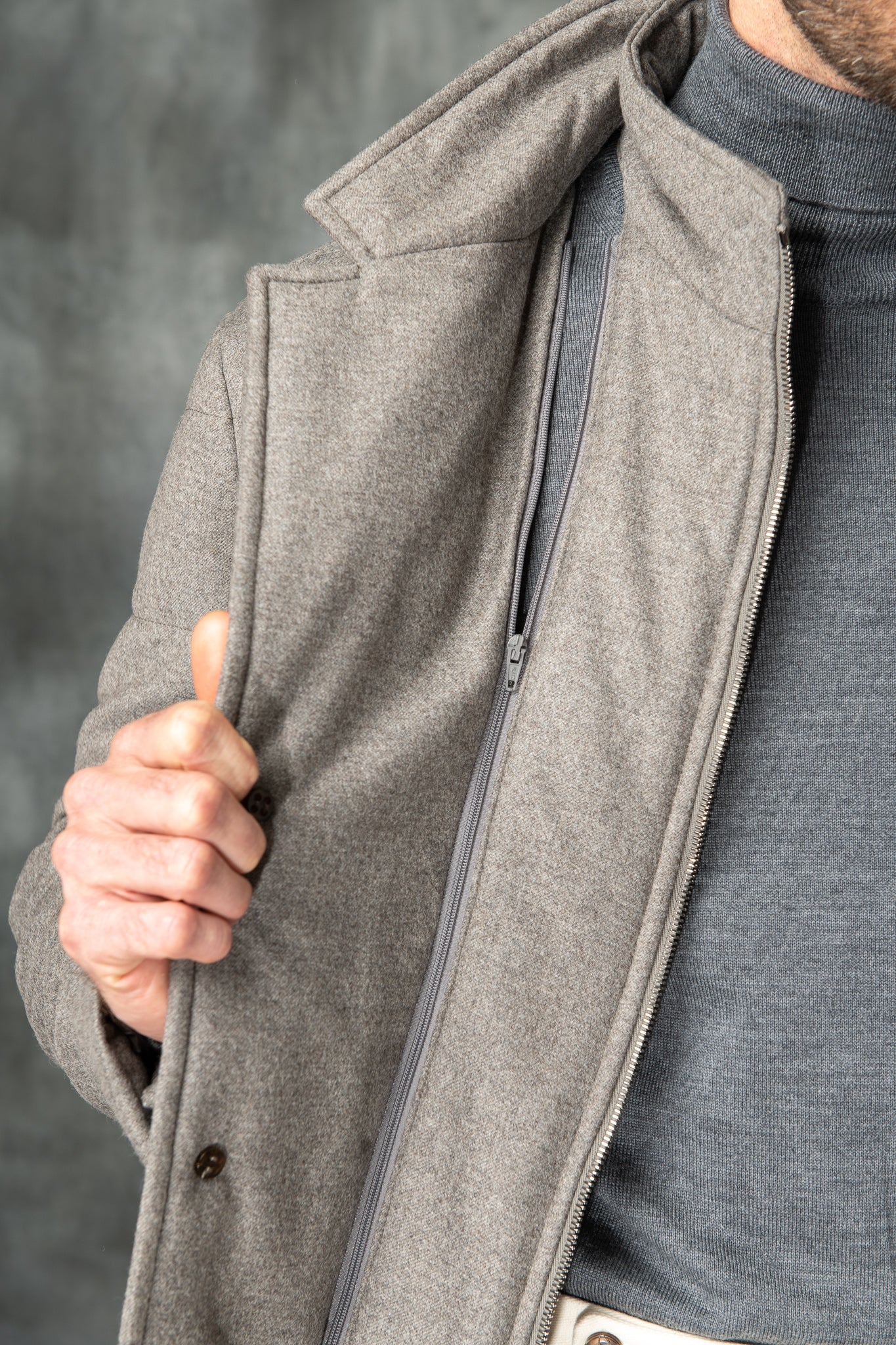 带有 Rain System® 的 Loro Piana 羊毛灰褐色羽绒服 – 意大利制造