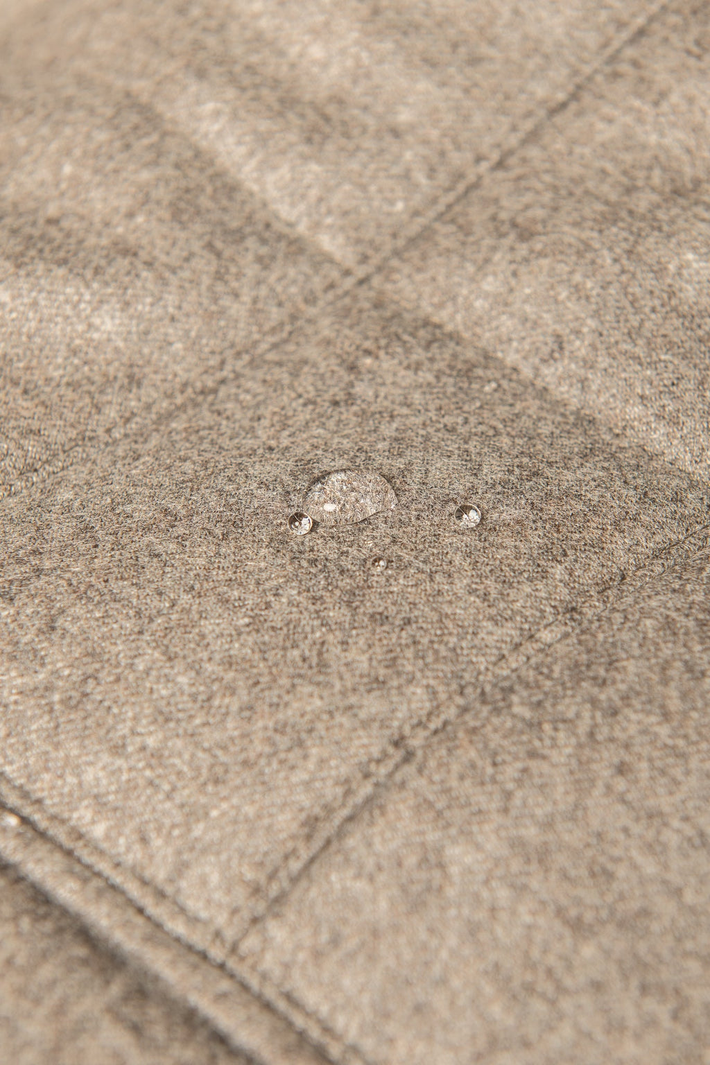 带有 Rain System® 的 Loro Piana 羊毛灰褐色羽绒背心 – 意大利制造