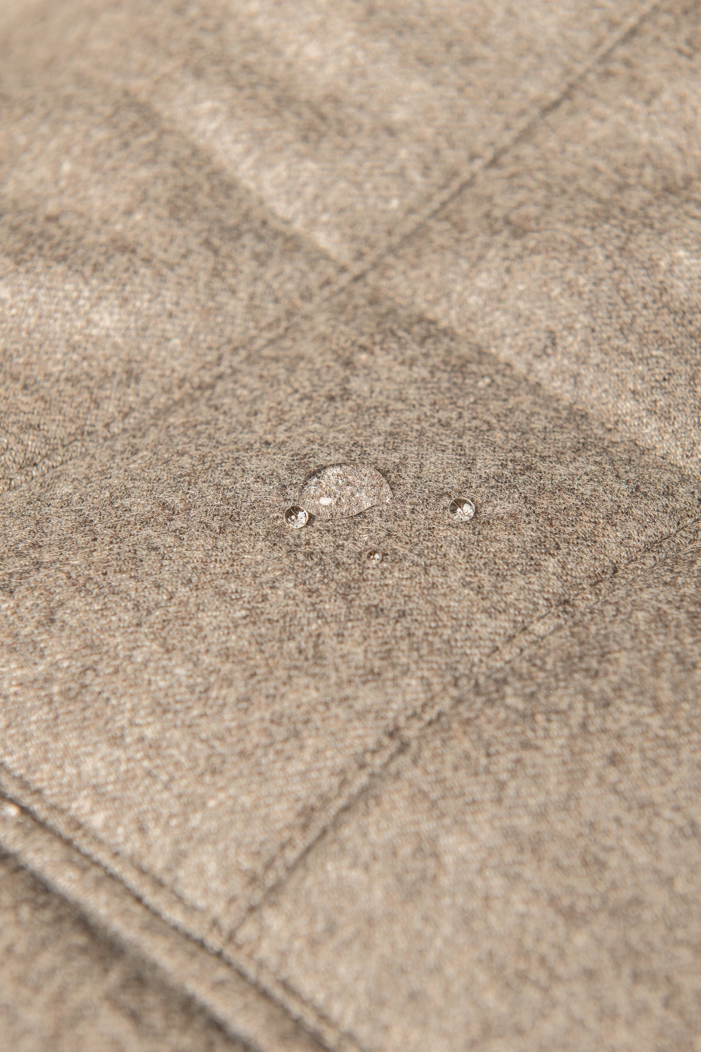 带有 Rain System® 的 Loro Piana 羊毛灰褐色羽绒背心 – 意大利制造