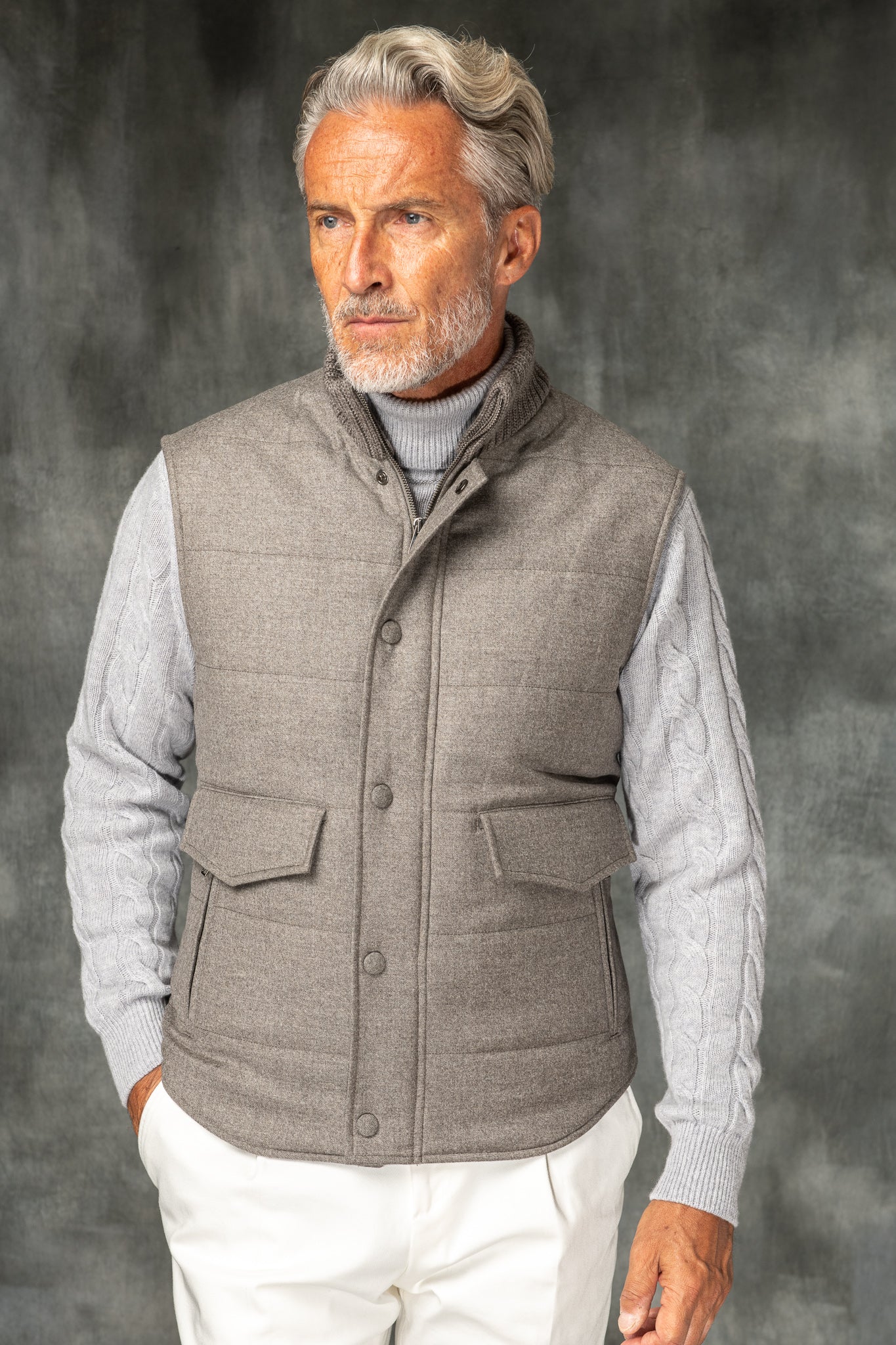 带有 Rain System® 的 Loro Piana 羊毛灰褐色羽绒背心 – 意大利制造