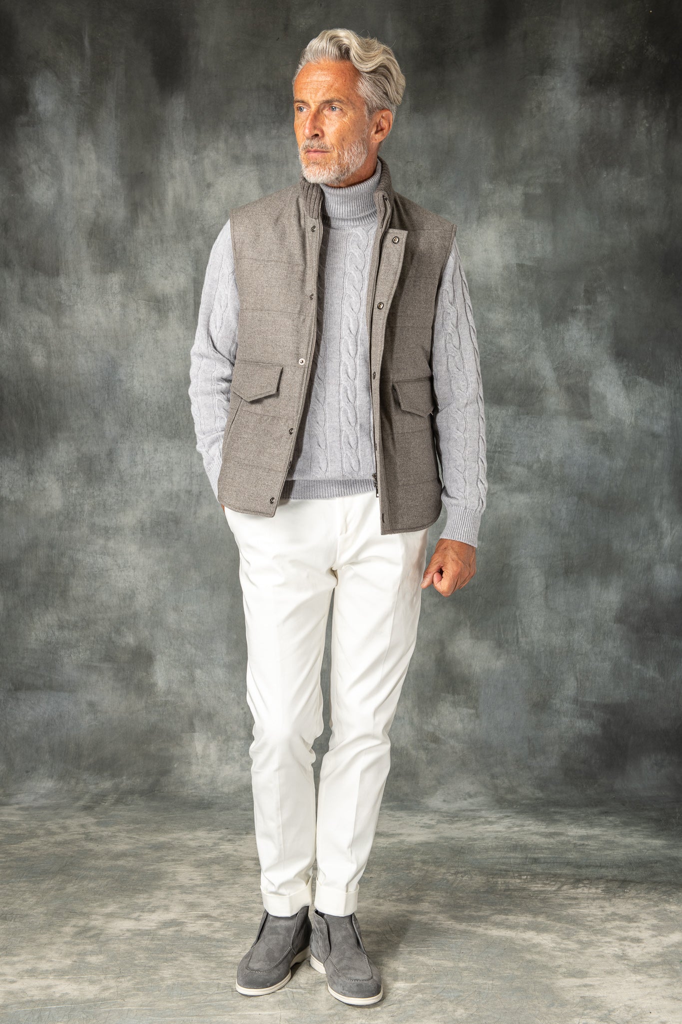 带有 Rain System® 的 Loro Piana 羊毛灰褐色羽绒背心 – 意大利制造