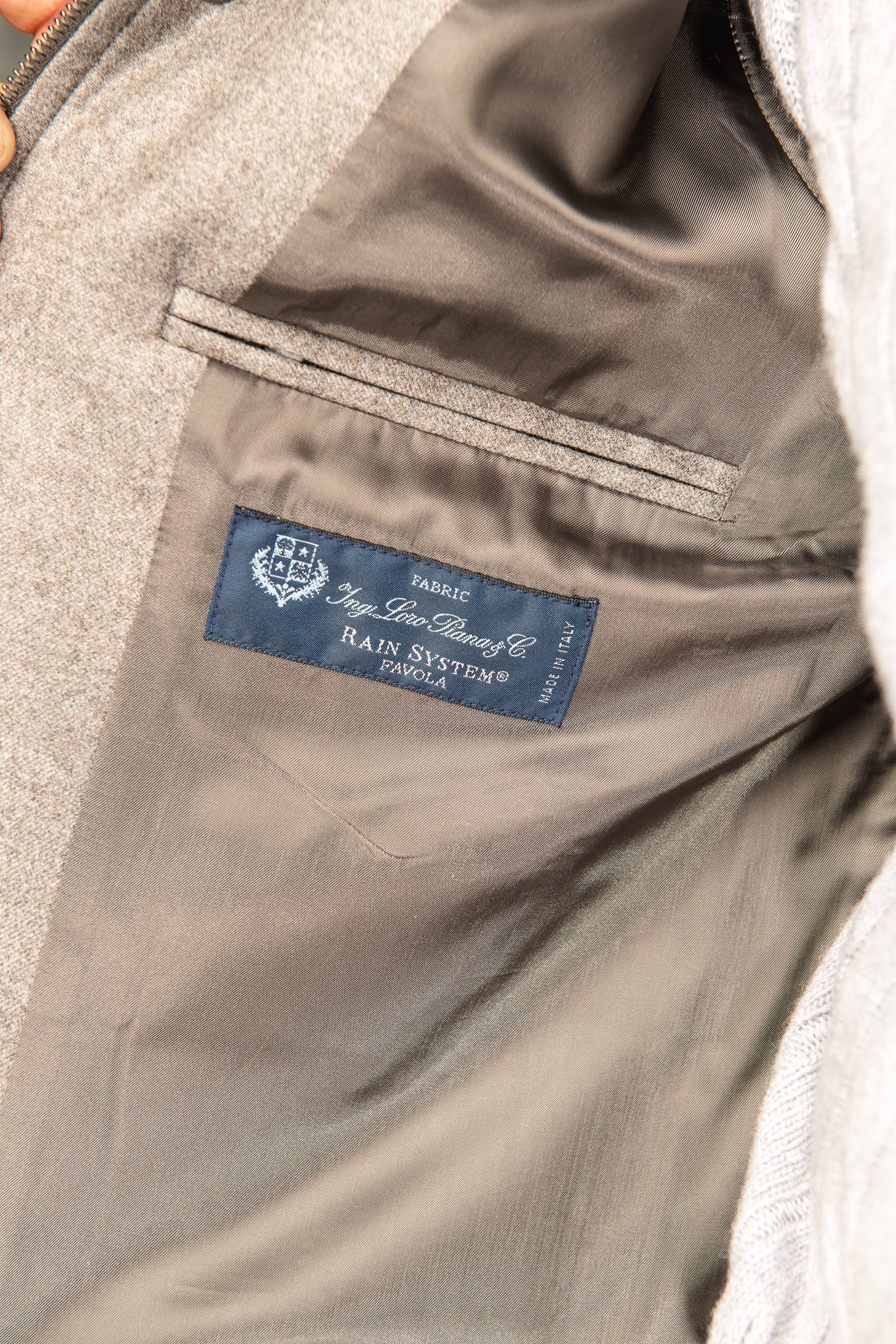 带有 Rain System® 的 Loro Piana 羊毛灰褐色羽绒背心 – 意大利制造