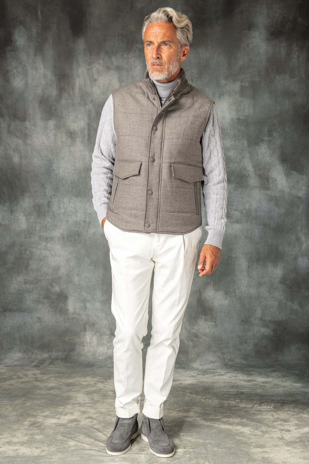 带有 Rain System® 的 Loro Piana 羊毛灰褐色羽绒背心 – 意大利制造