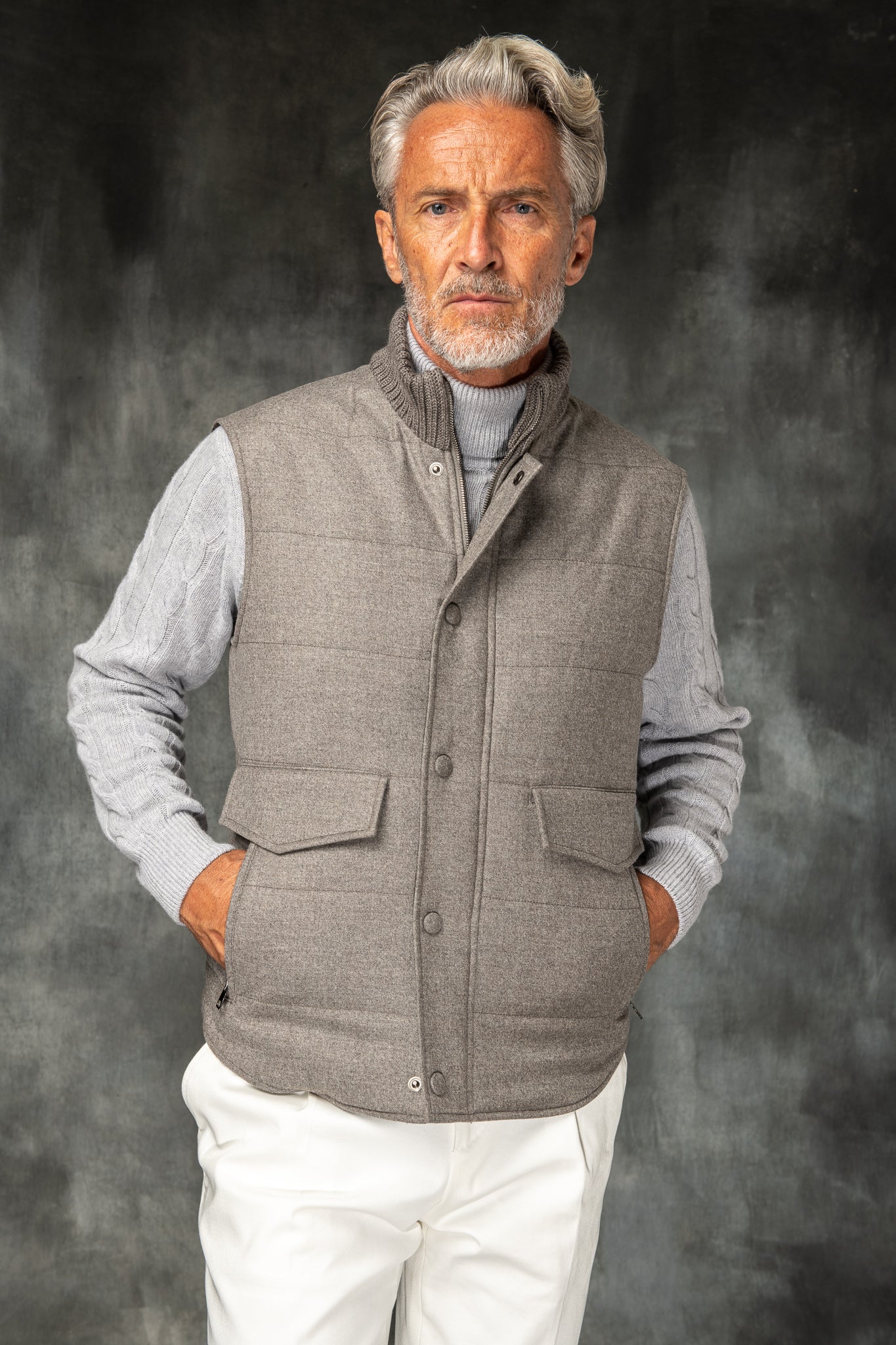 带有 Rain System® 的 Loro Piana 羊毛灰褐色羽绒背心 – 意大利制造