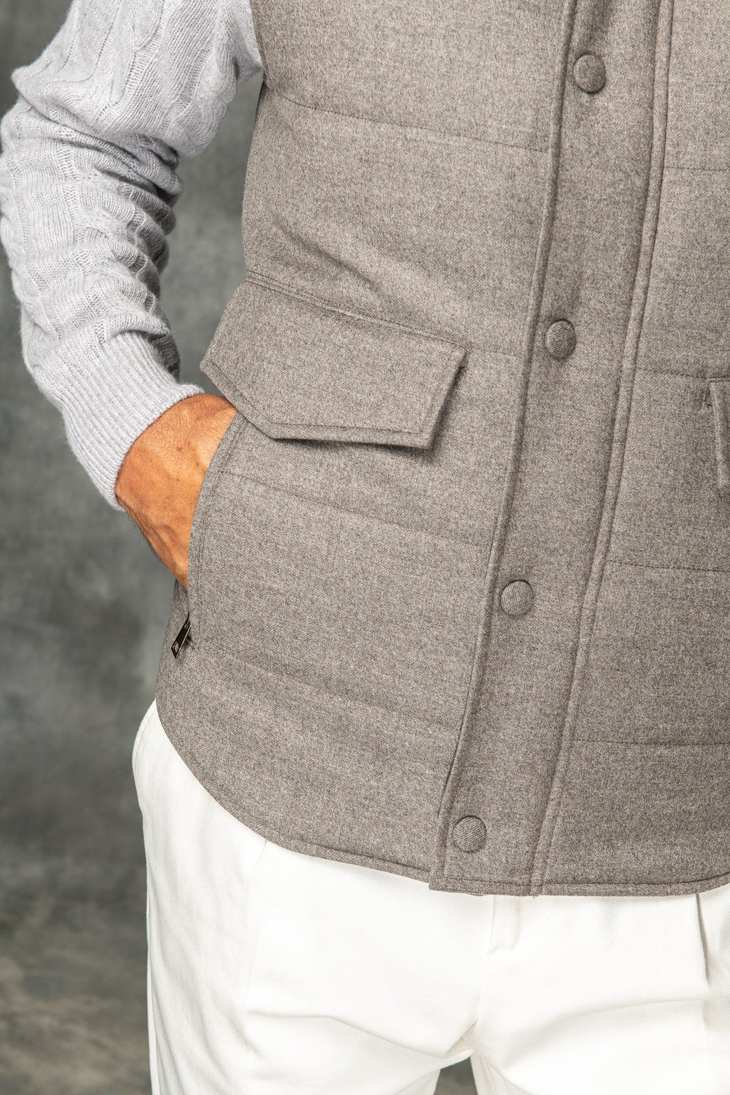 带有 Rain System® 的 Loro Piana 羊毛灰褐色羽绒背心 – 意大利制造