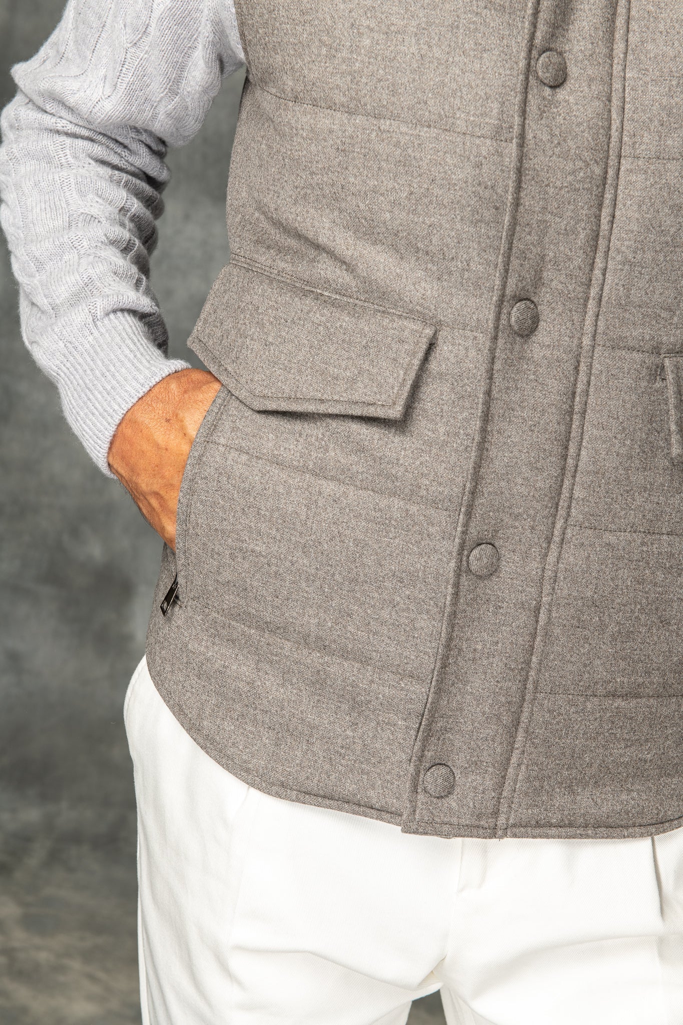 带有 Rain System® 的 Loro Piana 羊毛灰褐色羽绒背心 – 意大利制造