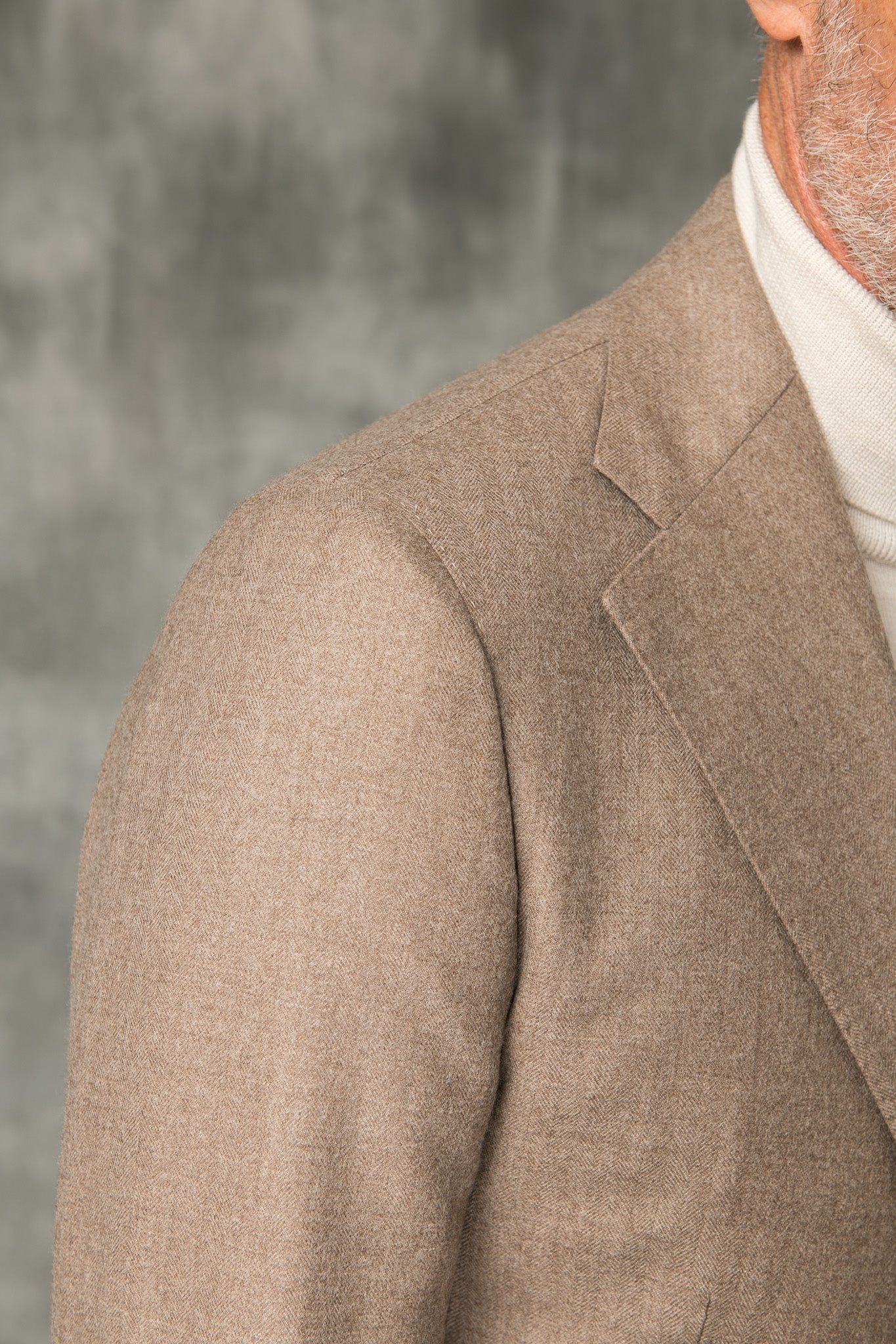 LORO PIANA Pecora Nera® 羊毛灰褐色套装 – 意大利制造