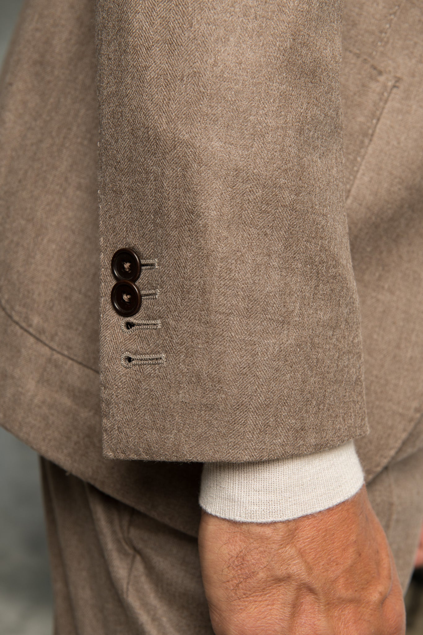 LORO PIANA Pecora Nera® 羊毛灰褐色套装 – 意大利制造